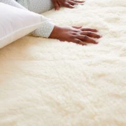 Legends Hotel™ Wool Mattress Pad -Online Bedding Store 11027 mattresspad c21 wool closeup