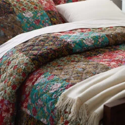 Brienne Handcrafted Quilted Sham -Online Bedding Store 50817 quilt brienne k21 closeup2