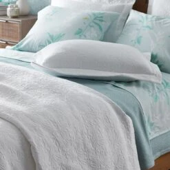 Legends Hotel™ Leaf Matelassé Coverlet -Online Bedding Store 51072 leaf matelasse white lfiestyle2 1