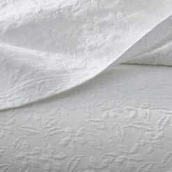 Legends Hotel™ Leaf Matelassé Sham -Online Bedding Store 51072 leaf matelasse white reverse