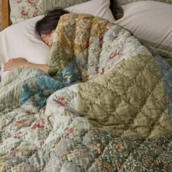 Winter Floral Patchwork Quilt -Online Bedding Store 51129 winterfloral h23 inset 0276