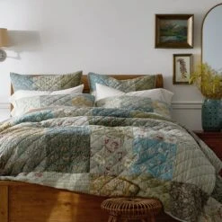 Winter Floral Patchwork Quilt -Online Bedding Store 51129 winterfloral h23 lifestyle2 1