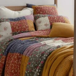 Autumn Floral Quilt -Online Bedding Store 51152 autumnfloral h23 lifestyle2
